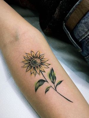 Minha primeira tattoo, ainda é minha preferida 💛 - artista Paula Dimani