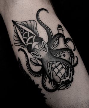 Traditional kraken tattoo by satanischepferde #kraken #octopus #ship #sailingship #bottle #blackwork #traditionalartwork #traditional #oldschool #blackwork #dark #water #maritime #sea #legtattoo #erfurt