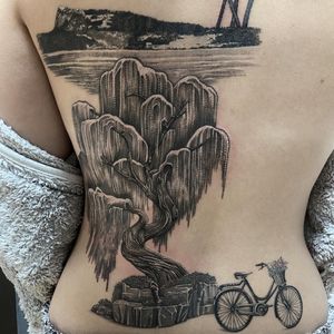 #tattoo #tatouage #tree #treetattoo #mountains #mountainstattoo #bicycle #bicycletattoo #realistictattoo #realisticink #backtattoo #lausanne #lausannetattoo #tattoolausanne #fann_ink 