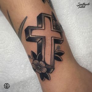 • ✝️ • custom traditional piece by our resident @nicole__tattoo Bookings/Info: 👉🏻@southgatetattoo •••#crosstattoo #cross #traditionaltattoo #southgatetattoo #sgtattoo #sg #london #southgate #londontattoostudio #traditionalart 