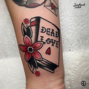 •Dead Love• miniature traditional book by our resident @nicole__tattoo 📖 Bookings/Info: 👉🏻@southgatetattoo •••#book #booktattoo #southgatetattoo #sgtattoo #traditionaltattoo #sg #colourtattoo #londontattoostudio #londontattoo #flower 