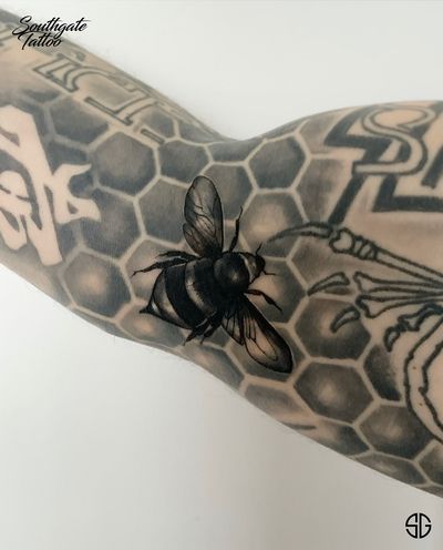 • 🐝 • Cover up blackwork tattoo over the old honeycombs by our resident @oscar.tttst for @viktor_hook Bookings/Info: 👉🏻@southgatetattoo • • • #bee #beetattoo #coveruptattoo #southgatetattoo #sgtattoo #sg #blackwork #nature #londontattoo #londontattoostudio #blackwork #blackworktattoo #realismtattoo 