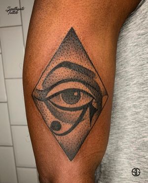 • 👁 • traditional upper arm piece by our resident @dr.ivo_tattoo ♦️ Bookings/Info: 👉🏻@southgatetattoo •••#eye #eyetattoo #southgatetattoo #sgtattoo #sg #londontattoo #londontattoostudio #traditionaltattoo #traditionalart #london #southgate #egyptiantattoo 