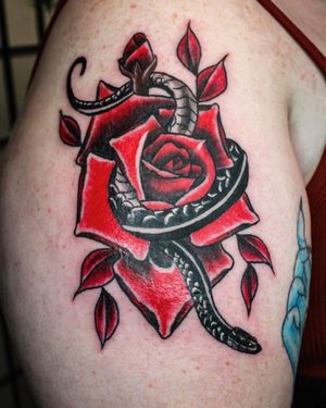 Snake & rose.📩vinnytattoos95@gmail.com / @vinnyscialabba 