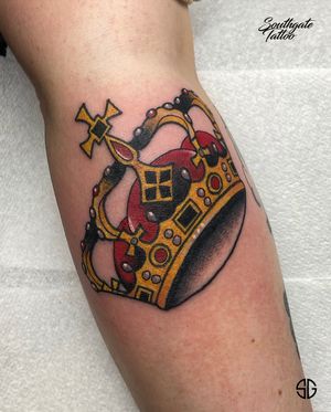 • 👑 • traditional piece by our resident @nicole__tattoo For bookings/info: @southgatetattoo •••#crown #crowntattoo #traditionaltattoo #southgatetattoo #sgtattoo #sg #london #southgate #northlondon #n14 #enfield #palmersgreen #londontattoostudio #tattoos #colourtattoo 