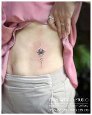 Calm and unobtrusive with rotate the circle life Unalome Tattoo by Artist Phan Tuan Anh at Tuan Tattoo Studio 👇Contact us: ▪️101A Nguyen Chi Thanh, Da Nang ▪️ Open from 9am to 9pm ▪️ Hotline: 0975 555 559 - 0935 239 539 ▪️ Email: tuantattoo2012@gmail.com ▪️ Web: tuantattoo.com . #unalome #colortattoo #cutetattoo #smalltattoo #tattoodanang #tuantattoo #tattooideas #타투 #여자타투 #레터링타투 #문신 #inked #inkmagazine #베트남여행 #타투디자인 #inkstagram #vietnamtravel #danang #danangtattoo #piercing #danangcity #danangtrip #hanmarket #tattooist #inker #inkcolor #홍대타투샵 #홍대타투 #건대타투 @ontrip4u @ontrip4u_kr