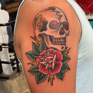 Rad classic, you can never go wrong with a skull and rose.