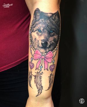 • 🎀 • custom mixed styles Wolf tattoo by our resident @roudolf.dimov.art 🐺 Bookings/Info: 👉🏻@southgatetattoo •••#wolftattoo #wolf #femininetattoo #southgatetattoo #sgtattoo #sg #londontattoostudio #realistictattoo #southgate #enfield #pinktattoo #realisticwolftattoo 