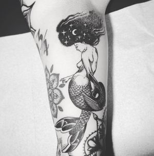 Celestial mermaid . ⁣.⁣.⁣.⁣.⁣.⁣#vintagehair #mermaidlife #tattoolover #modernpinup #tattoosleeve #tattoos #art #neotrad #blackworktattoo #inked #mermaids #pinupstyle #colortattoo #mermaidvibes #tattooflash #pinupsofinstagram #50sfashion #tattoodo #tattooartist #traditionaltattooflash #classictattoo #mermaidlove #tattoo #traditionaltattoos #mermaidart #tatted #tattoolove #tattoostyle #tattooink #mermaidsofinstagram 