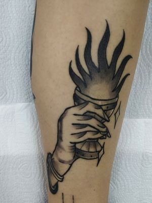 Elemento fogo gravado em pontilhismo - Preto velho Tattoo