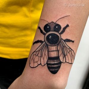 •Bee•