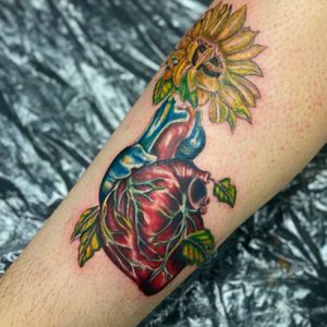 Nantomical heart with sunflower
