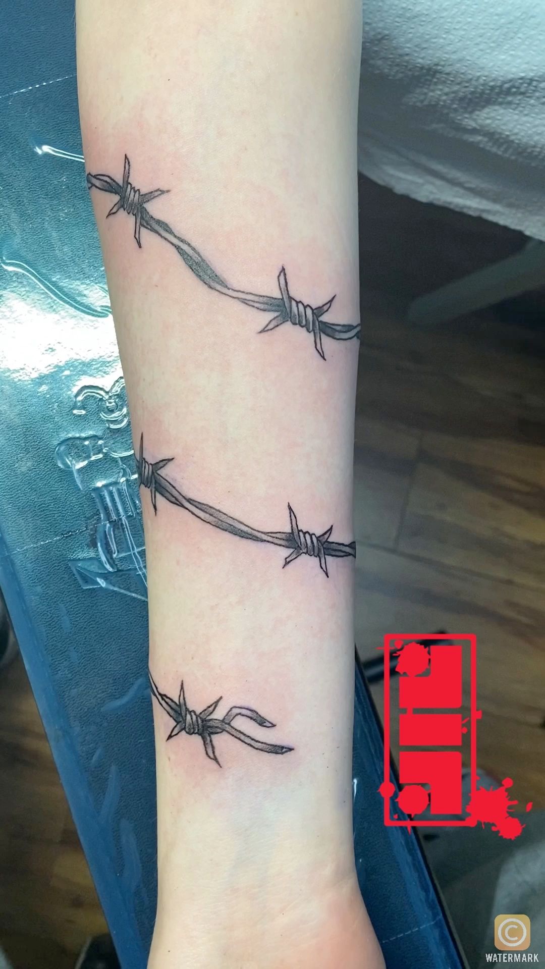 Barbed Wire Tattoo On Arm Girl  照片图像