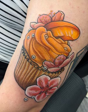 A flash I drew and tattooed on a good friend of mine. She's now part of the cupcake tattoo gang. 