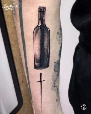 • Musketeer • and bottle of vino bianco, small blackwork piece by our resident @oscar.tttst 🍷 Bookings/Info 2021: 👉🏻@southgatetattoo •••#musketeer #vinobianco #southgatetattoo #sgtattoo #sg #londontattoostudio #londontattooartist #londontattoo #blackwork #blackworktattoo #sharp #happynewyear #winetattoo #rapier 