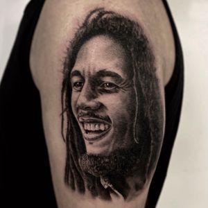 The truth is, everyone is going to hurt you. You just got to find the ones worth suffering for - Bob Marley ❤️💛💚 Done by: @yleniaattard#bobmarley #portraittattoo #realistictattoo 