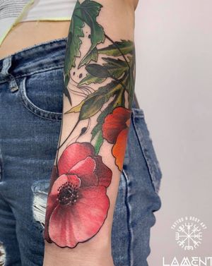 POPPIES FLOWER TATTOO DESIGN - COLOR TATTOO Flowers always make people better, happier, and more helpful; they are sunshine, food and medicine for the soul Inked by BIG BOSS Lam Vo YOU THINK IT! WE INK IT! ______________________________ Add 205 Trung Nu Vuong st,Da Nang, Viet Nam Open from 9:00 to 19:00 (Mon ~ Sun) Contact us : 0905.079.307 Mail: lamenttattoo@gmail.com IG: @lamenttattoo #tattoo #tattooer #tattooartist #ink #tattooideas #popyflower #poppiestattoo #colortattoos #colortattooidea #naturetattoo #tattoodesign #inked #uniquetattoo #tattooart #tattoodo #lamenttattoo #lamentteam #happy #wonderlust #tattooidea #art #artist #love #vietnam #hoian #danang #타투 #문신 #베트남