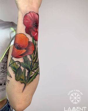 POPPIES FLOWER TATTOO DESIGN - COLOR TATTOOFlowers always make people better, happier, and more helpful; they are sunshine, food and medicine for the soul Inked by BIG BOSS Lam VoYOU THINK IT! WE INK IT! ______________________________ Add 205 Trung Nu Vuong st,Da Nang, Viet Nam Open from 9:00 to 19:00 (Mon ~ Sun) Contact us : 0905.079.307 Mail: lamenttattoo@gmail.com IG: @lamenttattoo #tattoo #tattooer #tattooartist #ink #tattooideas #popyflower #poppiestattoo #colortattoos #colortattooidea #naturetattoo #tattoodesign #inked #uniquetattoo #tattooart #tattoodo #lamenttattoo #lamentteam #happy #wonderlust #tattooidea #art #artist #love #vietnam #hoian #danang #타투 #문신 #베트남