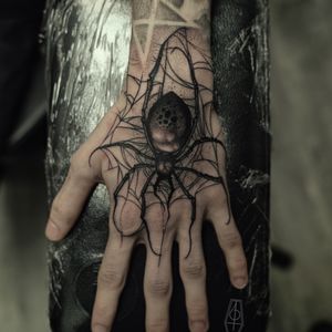 Insane custom spider piece done on the hand from @cruzixtattoos. 