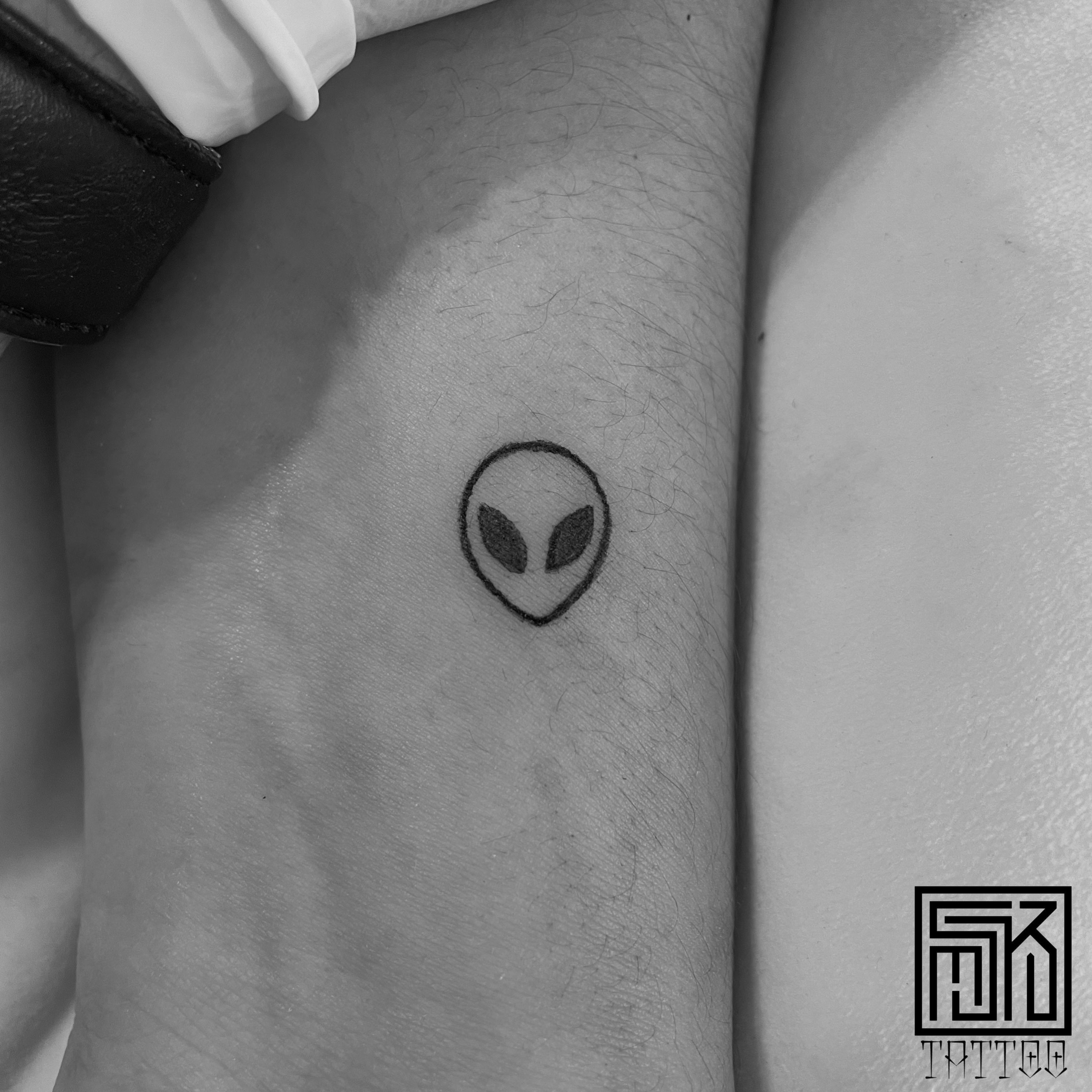 5 Awesome Alien Tattoos | Alien tattoo, Hand tattoos for guys, Tattoos