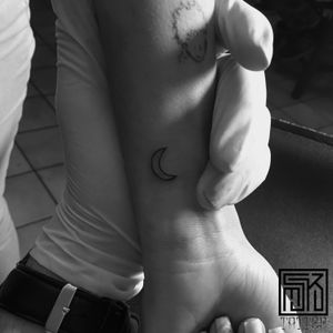 Dicen que el sol ve el cuerpo, pero solo la luna puede ver tu alma.#tattoo #moon