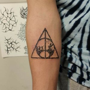 Fun textured harry Potter tattoo. The stencil wrinkled while transferring and left a cool cracked effect so i ran with it! 