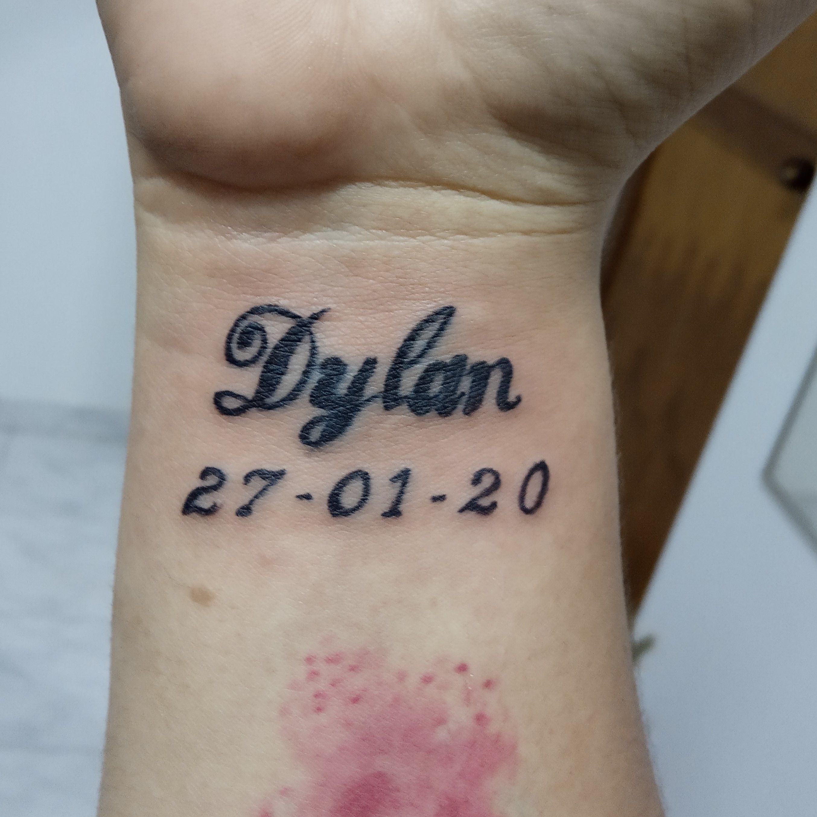 Tatuajes con el nombre dylan en el brazo