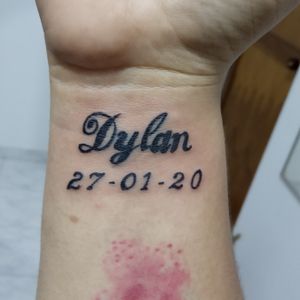 Dylan tatuaje familiar. Diseño traído por la cliente, una letra hecha a mano y otra sólida para fecha conmemorativa. Contraste visual agradable.⁣