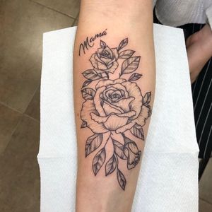 Tatuaje de flores trabajado con puntillismo.