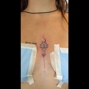 Little esternón tattoo Lotus unalome