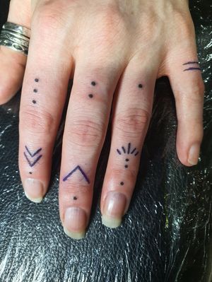 Finger tats 🔪💀🖤❤