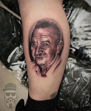 “Salve, vorrei tatuarmi il ritratto di mio papà.” Grazie Serafino 🙏🏻💚 . . Tattoo eseguito presso inferno ink Chiasso - Switzerland. By @giovanniderosetattoo . . #portrait #potraittattoo #ritrattotattoo #giovanniderosetattoo #infernoink #chiassotattoo #comotattoo #tattooart