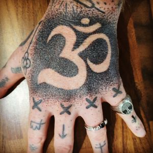 Hand tat ☠🔪🖤✌