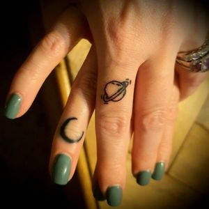 Finger tat - Saturn ❤🖤🔪💀