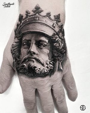 • King • custom hand tattoo for Glen by our resident @oscar.tttst done just before the lockdown. 🤴 Bookings/Info: 👉🏻@southgatetattoo • • • #kingtattoo #king #tattoo #southgatetattoo #sgtattoo #sg #customtattoo #handtattoo #blackworktattoo #londontattoo #crowntattoo #londontattoostudio #lockdown #stayhome #staysafe 