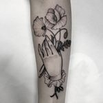 #totemica #buioOmega #tunguska #black #hand #poppy #flower #botanical #tattoo #originalsintattooshop #verona #italy #blackclaw #blacktattooart #tattoolifemagazine #tattoodo