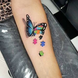 #ButterflyTattoo hecho por Sael Chavero en La Clínica Suc. Av. Corregidora #160 Centro Querétaro. Un tatuaje con un gran simbolismo; el autismo.#HayMomentosQueDuranParaSiempre #TatuajesyPerforacionesLaClinica #Desde1995 #AutismTattoo #Autismo #AutismoInfantil #SaelChavero #Butterfly #MariposaTattoo