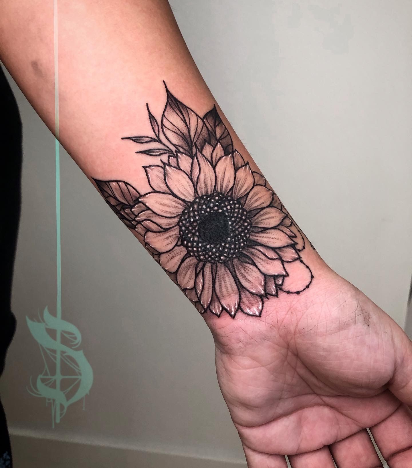 Fine line flower bouquet tattoo on Sasha Pieterse's left inner forearm. |  Prominente tattoos, Tattoo innenarm, Tattoos