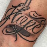 Hope -------------------------- Contato pelo link no perfil! 📲 -------------------------- #tattoosp #tatuagemsp #tatuagemescrita #letteringtattoo #lettering #tattoolettering #tattoosp #customletteringtattoo --------------------------