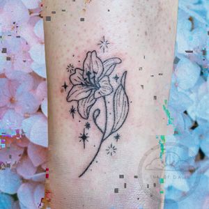 A lovely lily, Handpoked. If you’re interested in a custom design like this one, please message me! 
