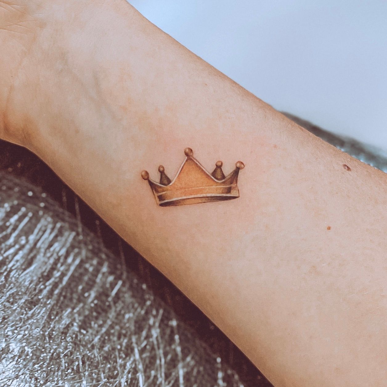 Tattoo uploaded by Senhora Dora Tattoo • Crown 👑 micro realismo • Tattoodo
