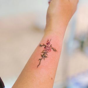 Cruz e flores. Micro tattoo