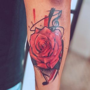 Red Rose. Rosa em realismo e  trash polka
