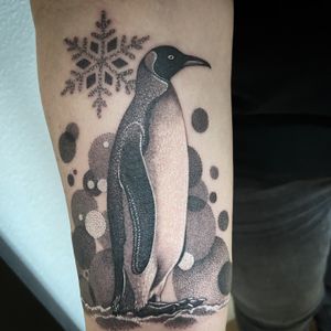 #tattoo #tatoooftheday #tatouage #photooftheday #penguin #penguintattoo #snowflake #snowflaketattoo #animal #animaltattoo #pingouin #pingouintattoo #dot #dotwork #dottattoo #dotworkers #petitspoints #lausanne #lausannetattoo #tattoolausanne #fann_ink 