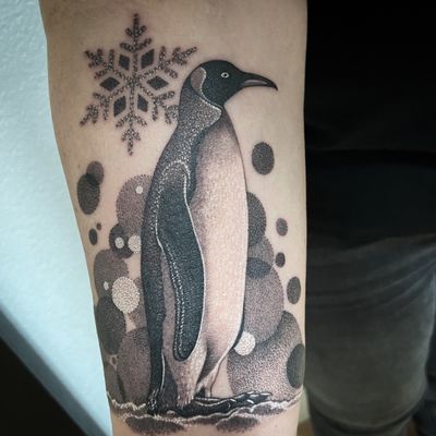 #tattoo #tatoooftheday #tatouage #photooftheday #penguin #penguintattoo #snowflake #snowflaketattoo #animal #animaltattoo #pingouin #pingouintattoo #dot #dotwork #dottattoo #dotworkers #petitspoints #lausanne #lausannetattoo #tattoolausanne #fann_ink 