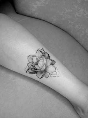 Lotus flower tattoo with help of our friends @valhallatattooshop / tatuaje flor de loto con la ayuda de los amigos de @valhallatattooshop#tattoo #drawing #photography #art #picoftheday #ink #inked #design #tattooart #dotwork #dotworktattoo #tattoos #tatuaje #followforfollowback #follow #instagood #blackandwhite #blackwork #colombia #tatuadorescolombianos 