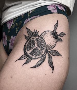✺ Romã ✺Antes de confinar, na Scotia! 🖤...#botanicaltattoo #romatattoo #naturetattoo #pomegranatetattoo #tattoolisboa #tattoo #engravingtattoo #engravingstylle #floraltattoo #tattoo2me #tattooinspiration #tattooink #tattooartist #drawing #engraving #drawhandmade #drawthisinyourstyle #tattoolisboa