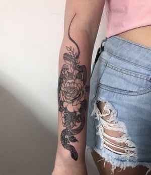 Tattoo cobra com flores