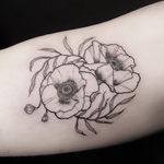 Tattoo by Siri Montra aka avantgarde.ink #SiriMontra #avantgardeink #otattoo #illustrative #flower #floral #poppy #plant #nature