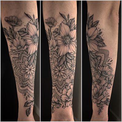 #tattoo #tattoooftheday #tatouage #flowers #flowertattoo #mandala #mandalatattoo #fleurs #fleurstattoo #forearmtattoo #flowerandmandala #stipple #stippletattoo #dot #dotworktattoo #dotworkers #girltattoo #lausanne #lausannetattoo #tattoolausanne #fann_ink 